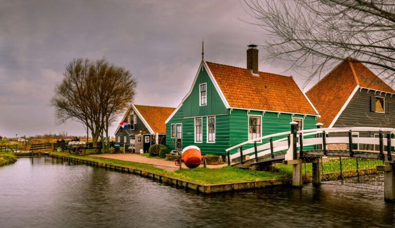 Een sfeerfoto van een houten woning